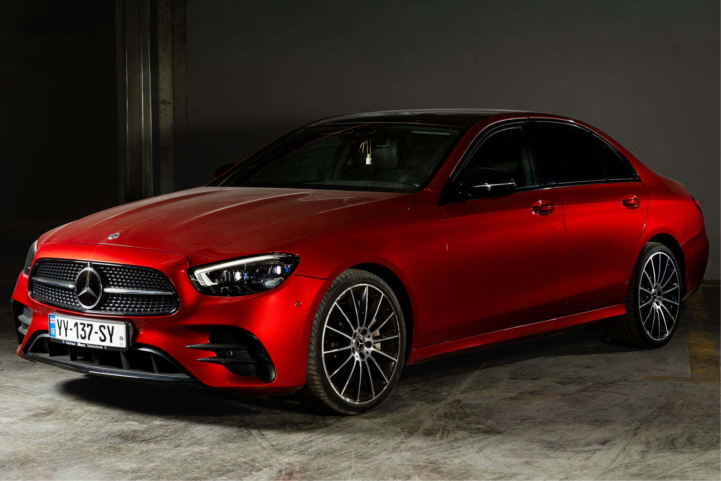 Mercedes-Benz E 300 thumbnail 2
